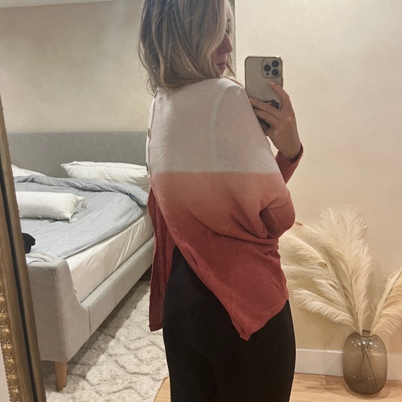 NWOT ombré open back button sweater top - Picture 4 of 5